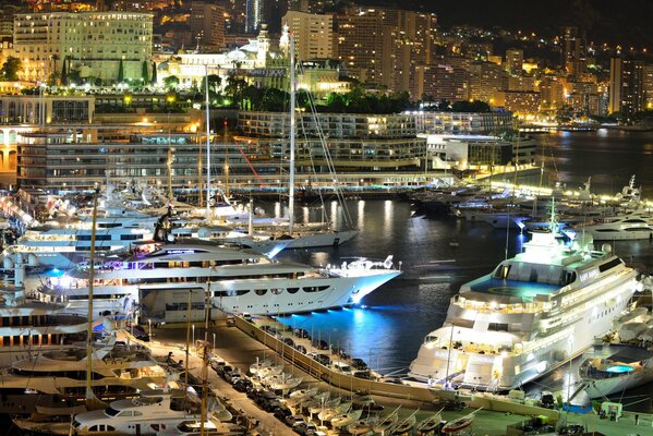 Yachts à Monaco sur fond de lumières du soir