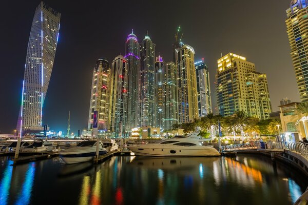 Wolkenkratzer in Dubai an der Bucht