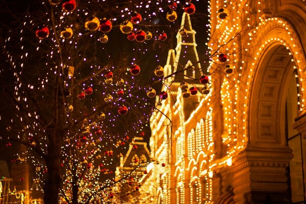 Ciudad de la noche en luces antes de Navidad