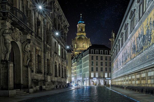 Schöne Straße in der Nacht