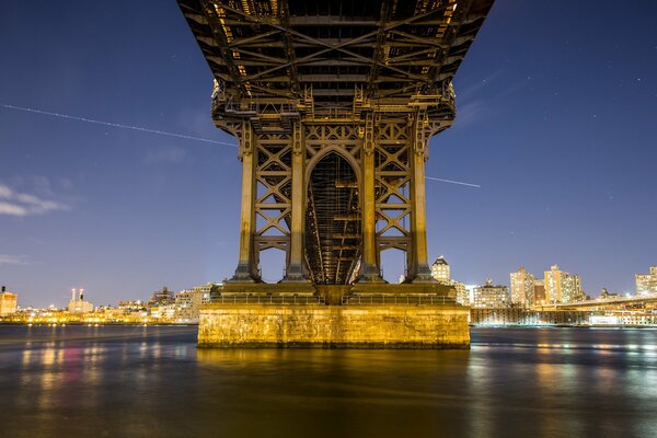 Nächtliches New York. Lichter in der Nacht an einer Brücke in New York