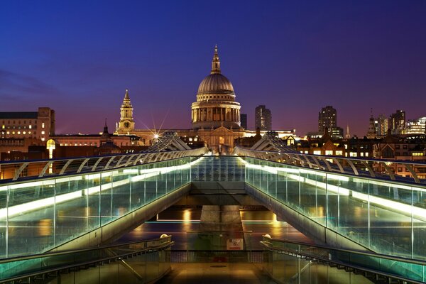 Angleterre, Londres. Vue de la cathédrale Saint-Paul dans la nuit. Pont du millénaire au Royaume-Uni