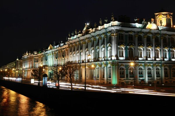 Das Gebäude der Eremitage in der Nacht