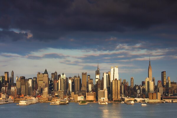 Die hohen Wolkenkratzer der Stadt New York aus der Ferne