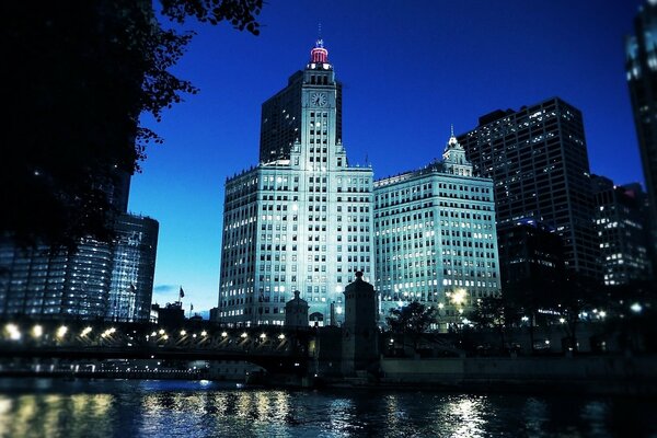 Vue de nuit sur les bâtiments à Chicago aux États-Unis