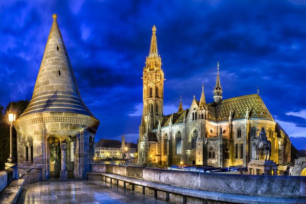 Dans la ville de Budapest, l église de Matthias est éclairée le soir par les lumières de la ville