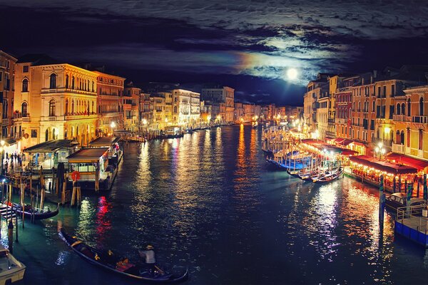 Veneci, Italie. Gondoles et bateaux dans les lumières de la nuit