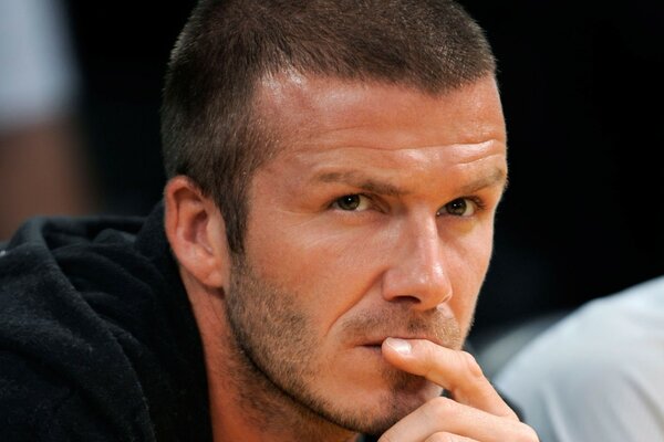 David Beckham dans sa jeunesse suit le match