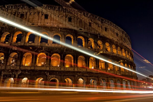 Majestuoso Coliseo en las luces de la ciudad