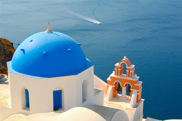 Cúpula azul sobre el fondo del mar azul