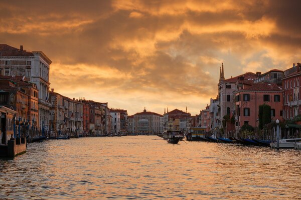 Vue depuis le bateau sur le coucher de soleil vénitien