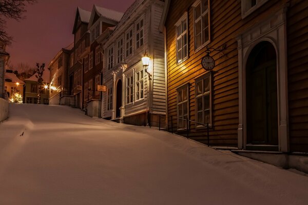 Via invernale della città in Norvegia