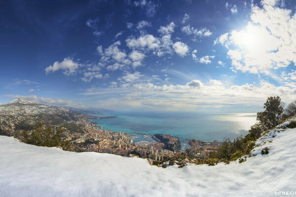 Mónaco en invierno con nieve y mar