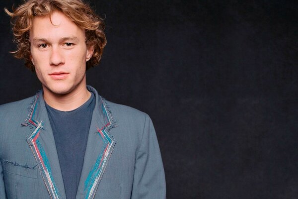 Heath Ledger na ciemnym tle