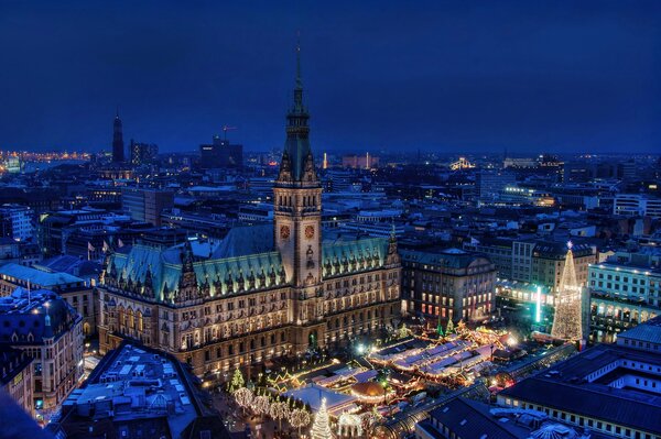 Der majestätische Platz gefällt mit seiner Aussicht