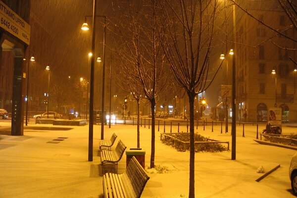 Erster Schnee in der Nacht Italiens