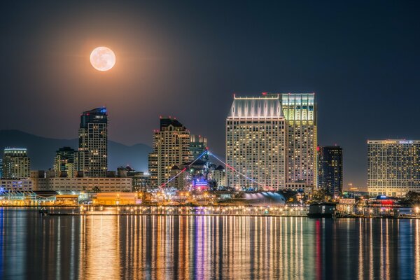 Faits saillants des bâtiments de la ville nocturne de San Diego