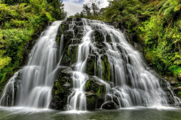 Paysage de grande cascade dans la jungle