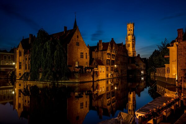 Les maisons dans la nuit se reflètent dans l eau