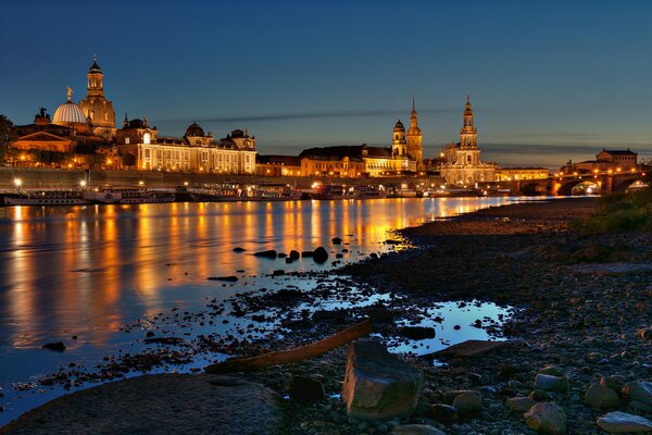 Ciudad de Dresde noche en el río