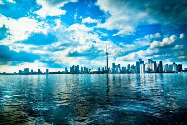 Blue Lake, Toronto. À l horizon - la ville. Beau ciel