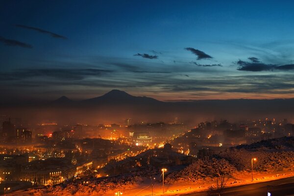 Nubes de montaña, luces y camino