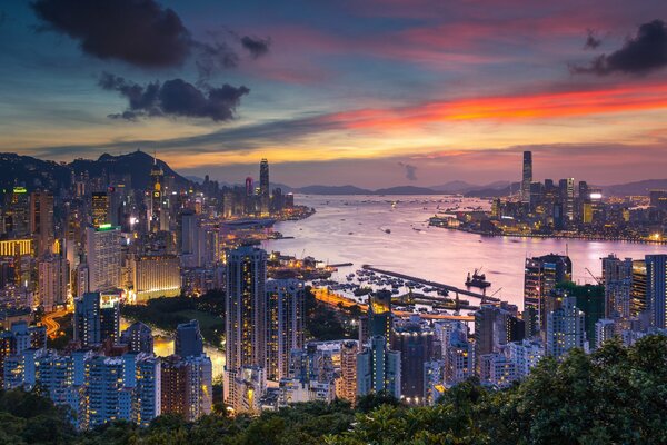 Hongkong im Hintergrund des Sonnenuntergangs mit Meerblick