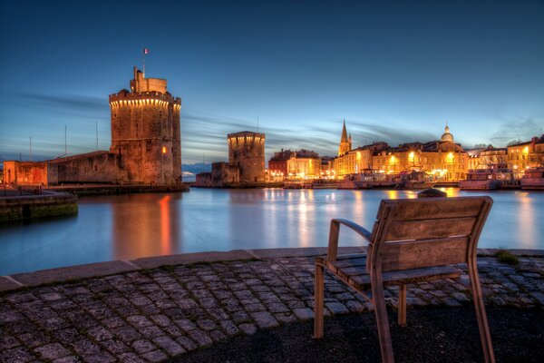 Światła wieczornego wybrzeża francuskiego La Rochelle