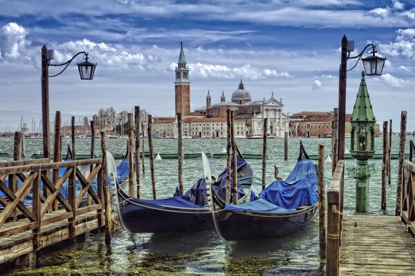 Zwei Gondeln sind in Venedig festgemacht