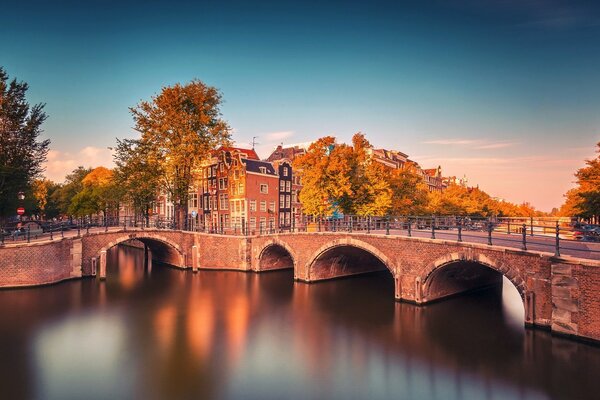 Brücke über den Kanal in den Niederlanden