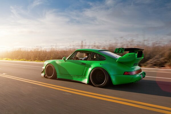 Auto verde porshe ad alta velocità