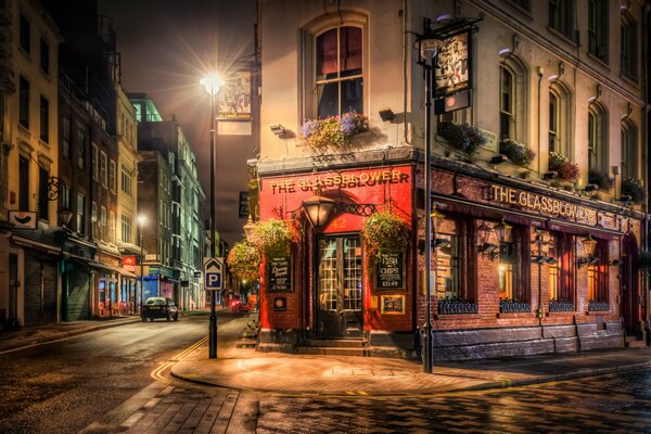 Café in der Londoner Nachtstraße