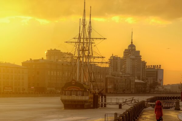 Morgen St. Petersburg, Schiff auf einem gefrorenen Fluss