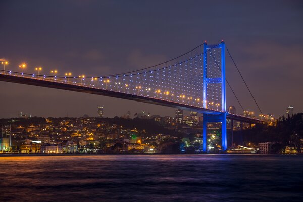 Il Ponte Nelle luci di notte è molto bello