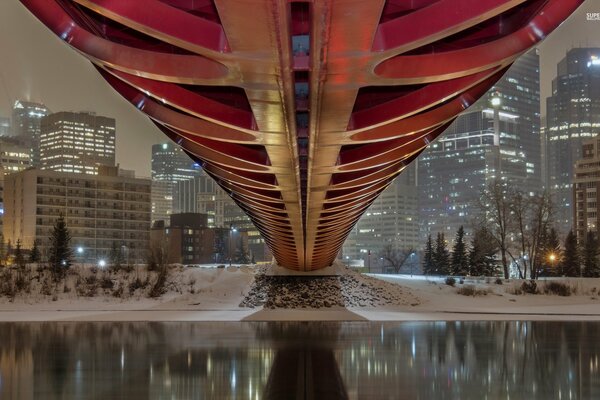 Ponte sul fiume luci della città