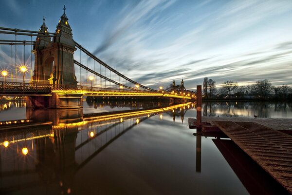 Luces amarillas del puente principal de Inglaterra