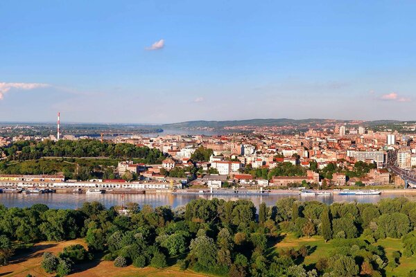 Vista panorámica de Serbia de verano