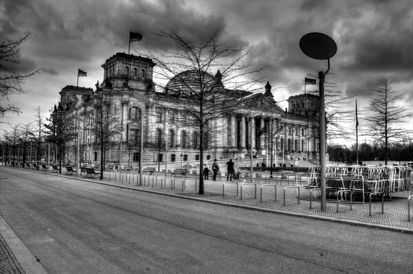 Nuages sur le Reichstag, photo noir et blanc