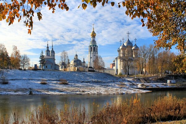 Iglesias en la hermosa ciudad de Vologda