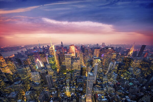 Coucher de soleil sur les légendaires gratte-ciel de New York