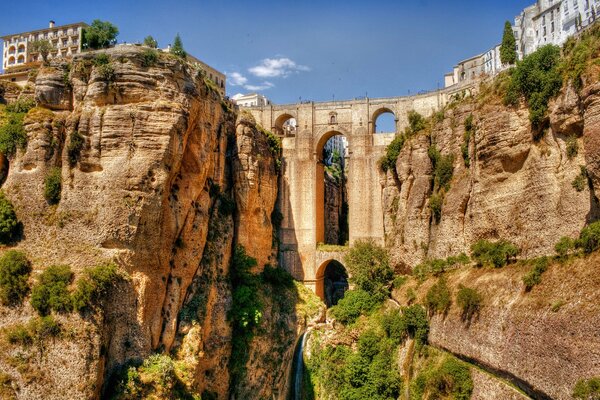 Pont au-dessus du précipice menant à la ville