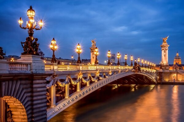 Pont aux lanternes à Paris sur la Seine