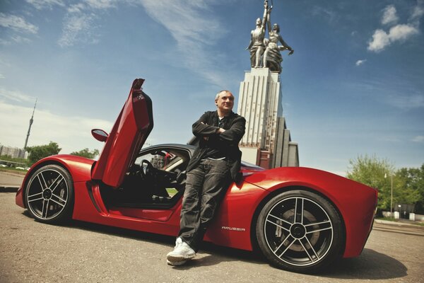 Nikolaï Fomenko avec la voiture rouge