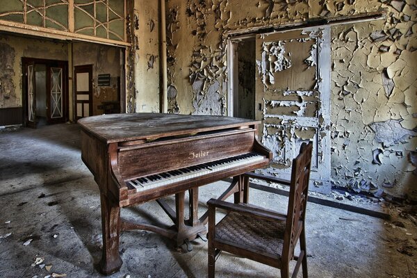 Vieux piano dans une maison abandonnée