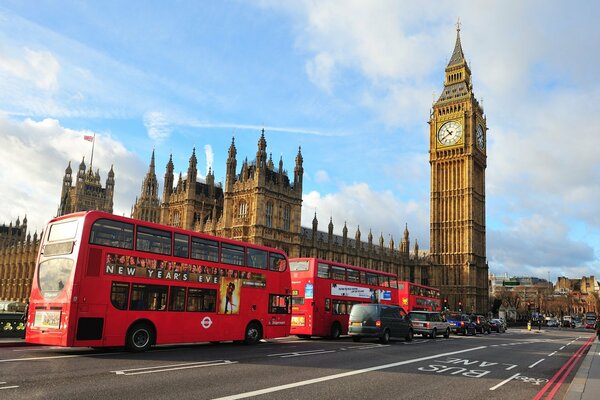 Bus anglais rouge dans la rue de Londres