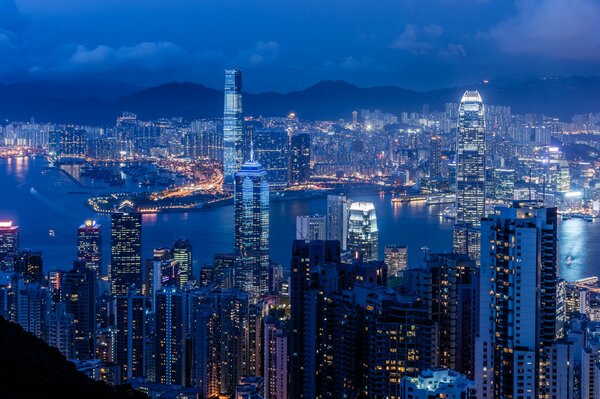 Nachtpanorama, China, Hongkong. Hong Kong Victoria Harbour, Blick auf die Wolkenkratzer in der Nacht. Victoria Harbour: Ansicht von oben. Die Wolkenkratzer des Victoria Harbour In Hongkong. Victoria Bay