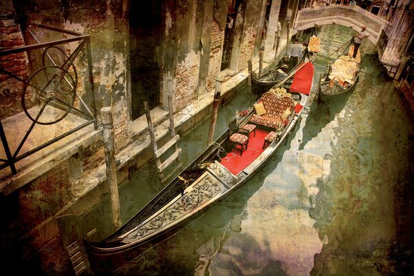 Gondola galleggiante in uno dei canali di Venezia