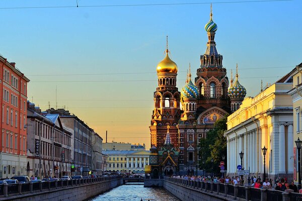 El terraplén de San Petersburgo, la catedral del Salvador sobre la sangre