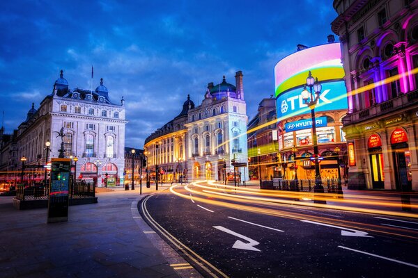 Ville de nuit au Royaume-Uni. Rues éclairées de Londres dans la soirée