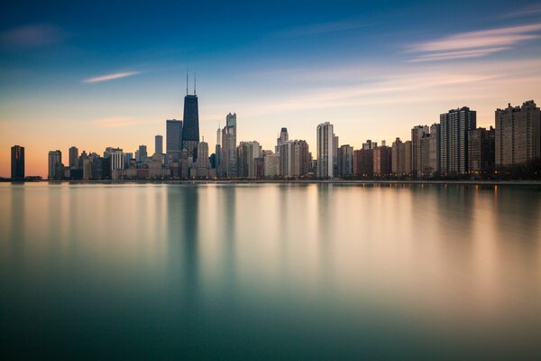 Réflexion des gratte-ciel urbains de Chicago dans l océan